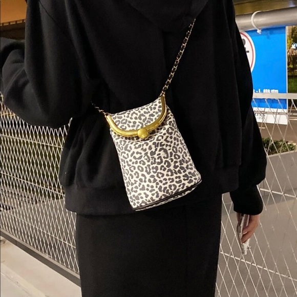 Leopard print chain crossbody purse - Picture 6 of 7